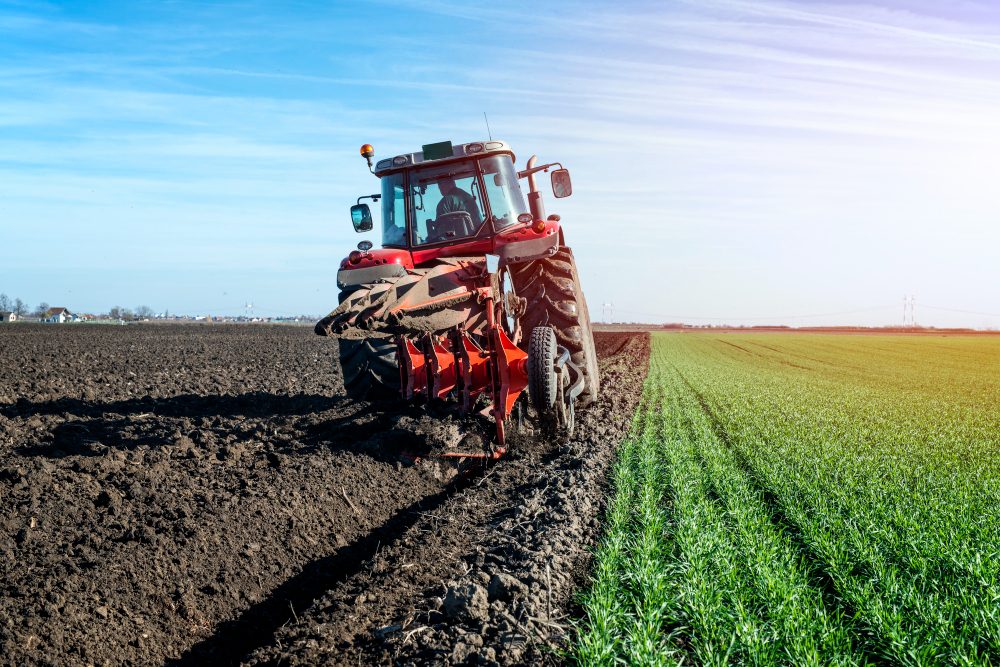 Traktor oranicu u gazdinstvu - priprema zemljišta za novu setvu